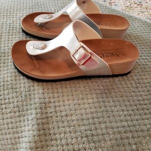 Thong sandals